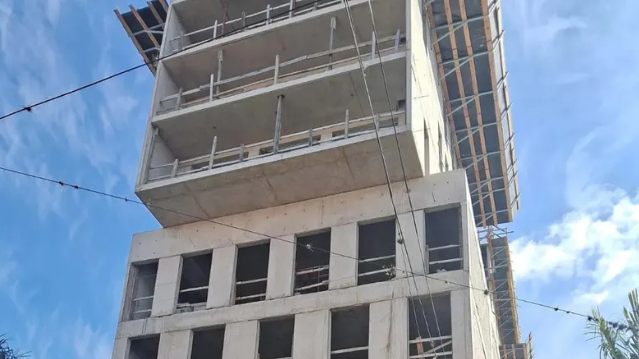 Ocurrió este domingo al mediodía en San Lorenzo, una localidad cercana a Rosario, cuando un montacargas se desplomó y mató a los trabajadores.