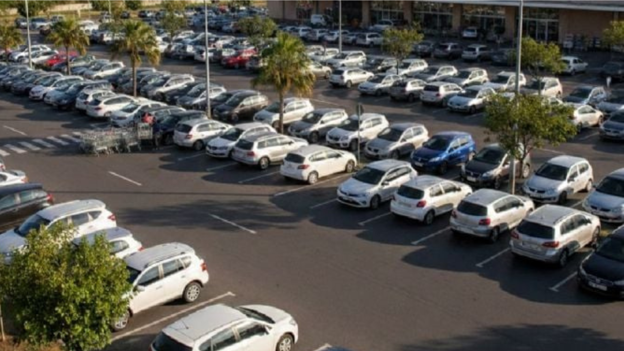 El episodio ocurrió en el hipermercado mayorista Makro ubicado en Planas y Cholar. Una camioneta fue violentada y el cliente accionó contra la empresa.