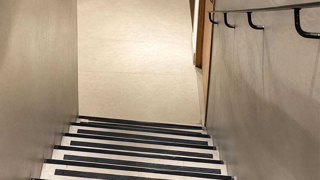 Cuando intentaba ir al baño, una clienta cayó al subsuelo por unas escaleras que denunció como irregulares. El accidente le provocó una fractura de calcáneo en tres partes, requirió una cirugía de urgencia y una recuperación de siete meses.