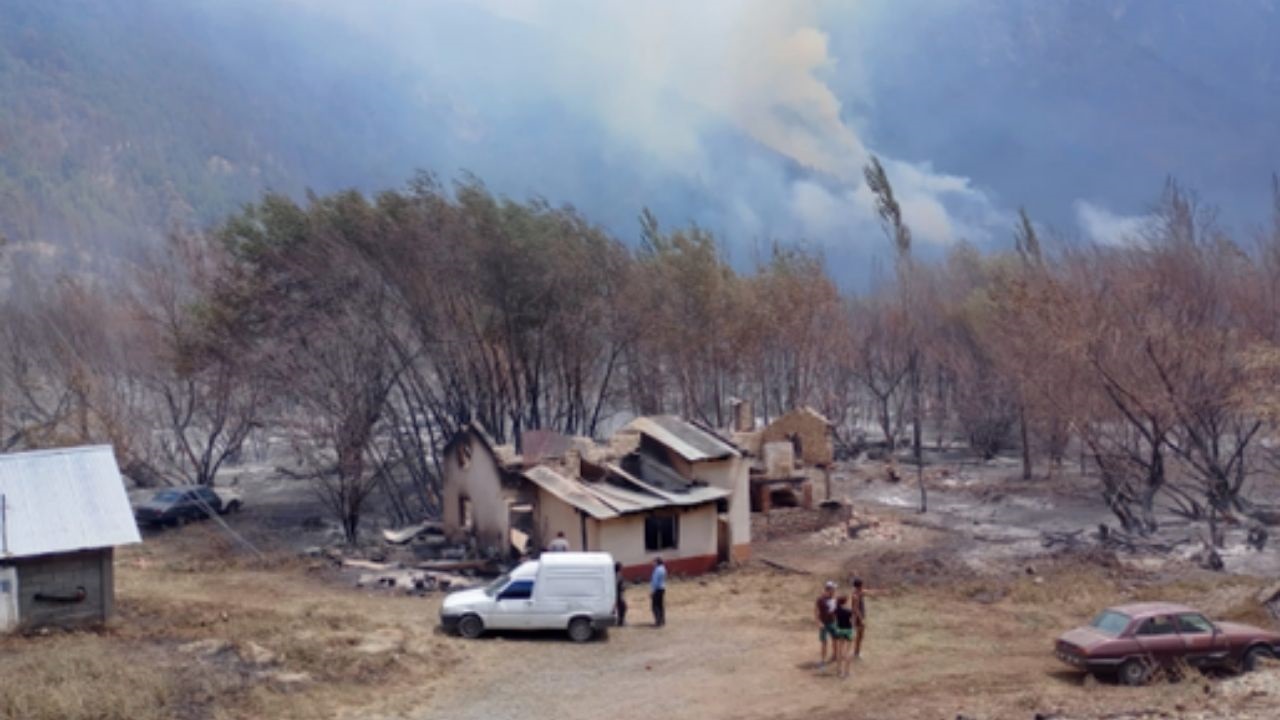 Mientras brigadistas y vecinos combaten los focos activos en zonas de difícil acceso y bajo un clima adverso, avanza el restablecimiento de los servicios básicos. El siniestro ya afectó más de 12 mil hectáreas y mantiene a la localidad en un momento crítico.