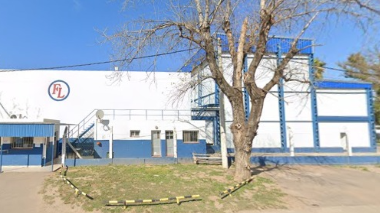 Un audaz asalto sacudió la tranquilidad de la localidad santafesina de Pueblo Andino en la noche del jueves, cuando tres delincuentes armados y encapuchados perpetraron un robo cinematográfico en el Frigorífico Larrauri, llevándose una suma estimada en 12 millones de pesos en efectivo.