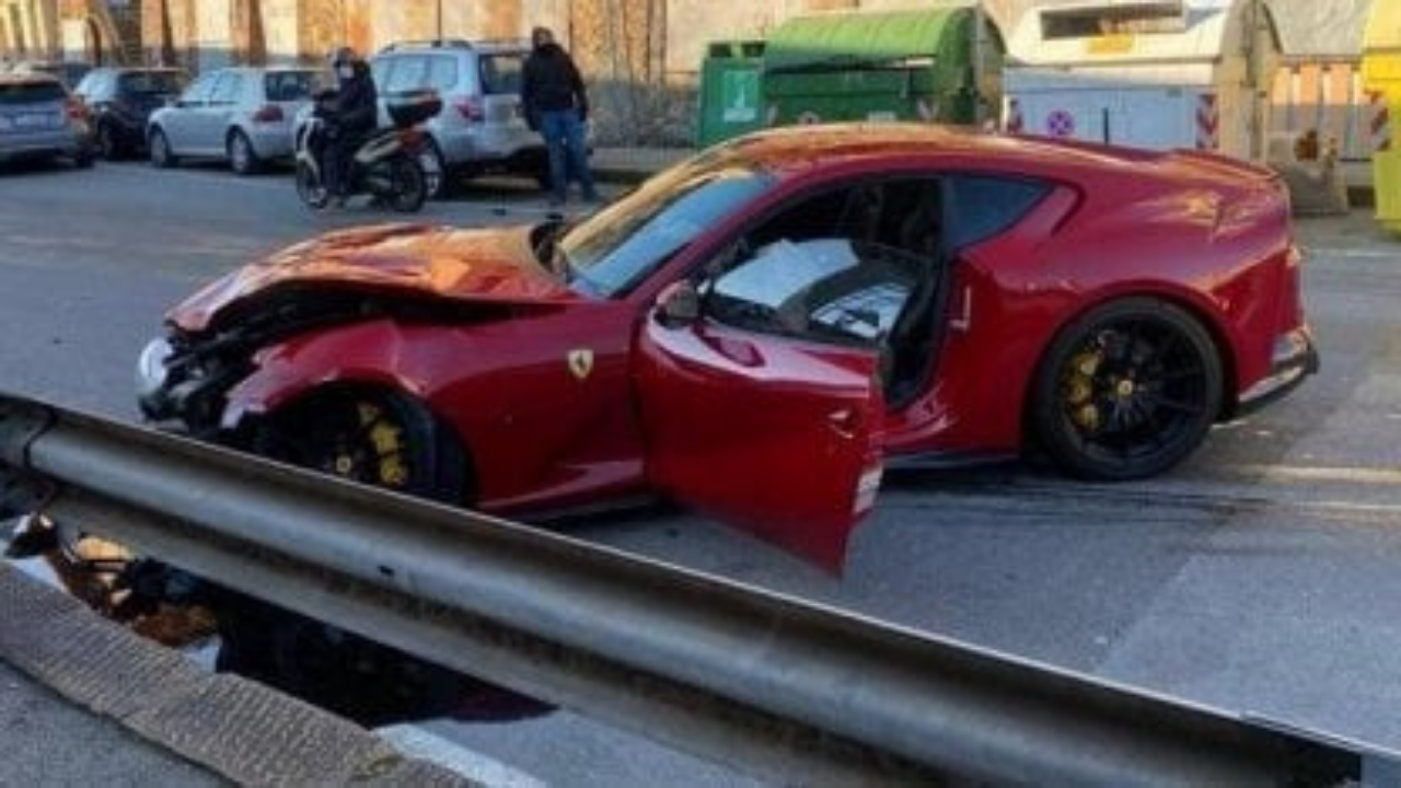 A Marchetti, arquero del conjunto italiano, le ofrecieron llevarle el vehículo valuado en 300 mil euros cuando completarán el servicio pero, en el camino, se lo chocaron...
