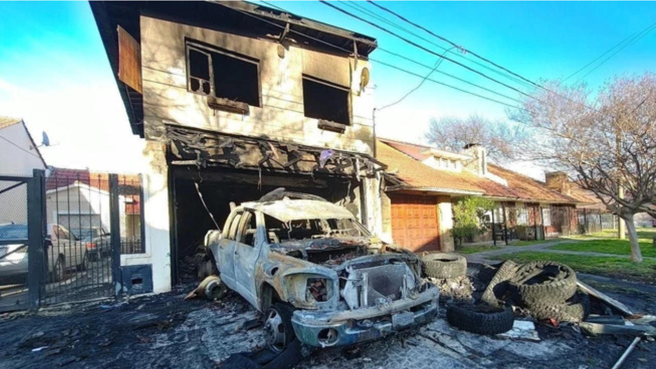 El siniestro produjo severos daños en una vivienda del norte marplatense. Las imágenes tras el voraz incendio.