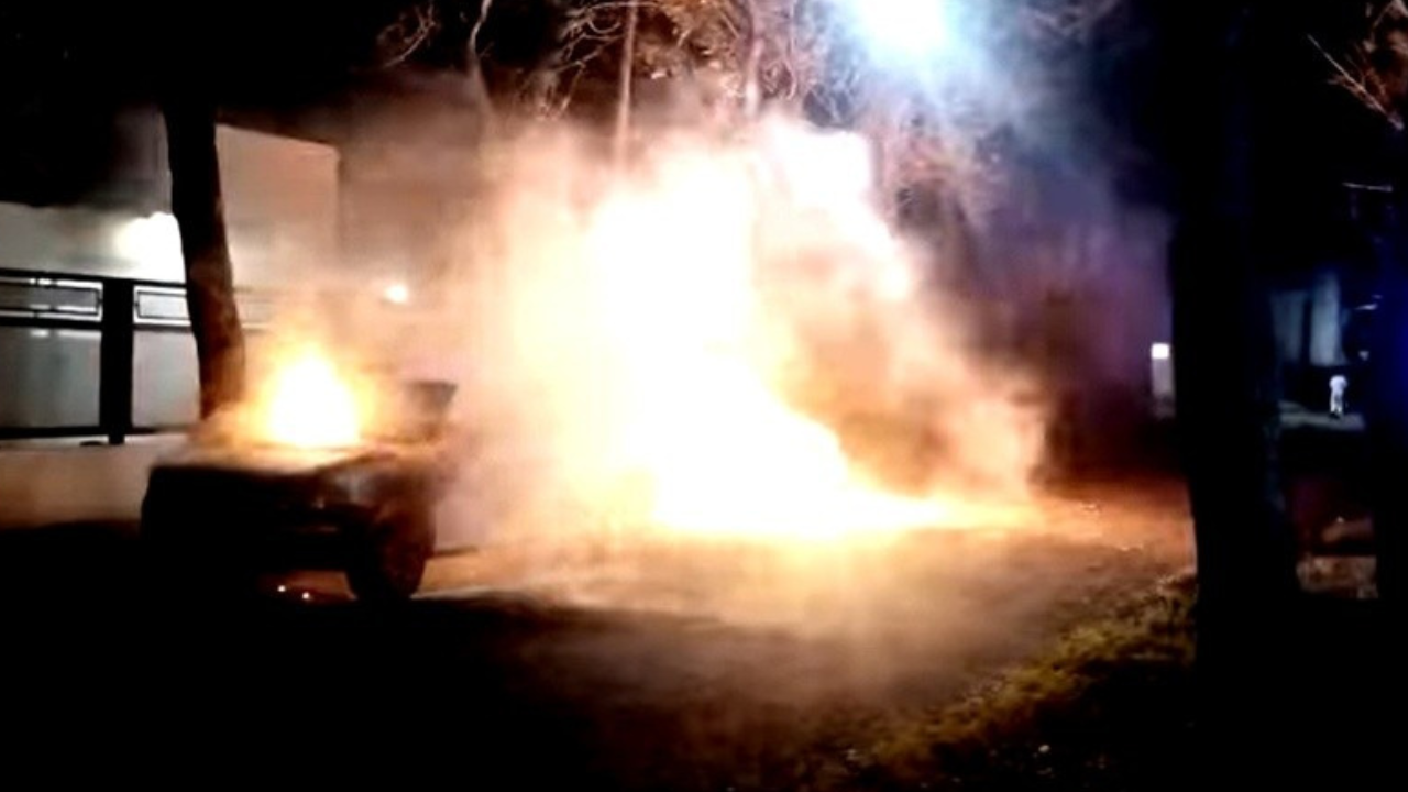 El intendente de la vecina localidad, Facundo Morandin, confirmó los “hechos de vandalismo” en los que usaron combustible para iniciar el fuego “Esto es un montón como se dice ahora”, sostuvo.