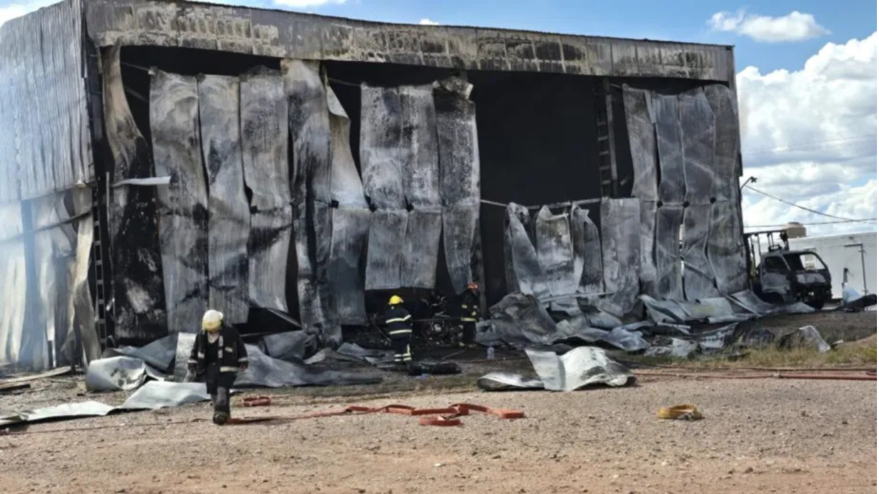 Investigan las causas del siniestro que generó la pérdida de cientos de kilos de alimentos este viernes.
