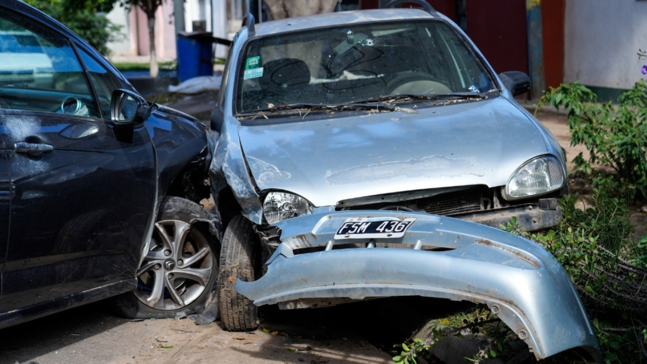 Ocurrió en Rosario cuando un hombre sacó su vehículo de la cochera y fue abordado por un delincuente...