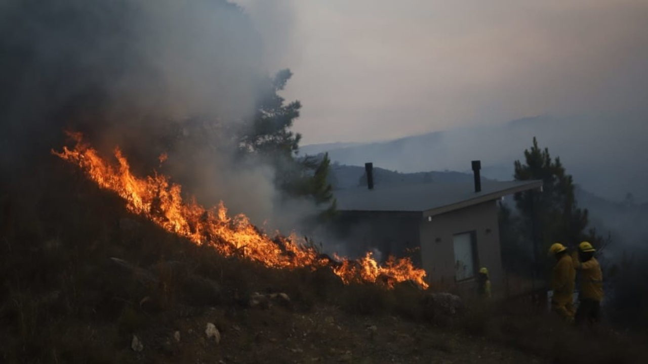 La zona más afectada es la de Yacanto. Las llamas ya consumieron 7 mil hectáreas. Ordenaron detener a un vecino del lugar, acusado de incendio culposo.