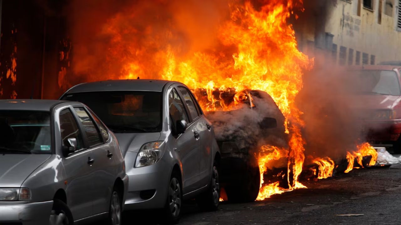 El auto estaba estacionado cuando comenzó el fuego y quedó destruido. La Cámara de Apelaciones de La Plata confirmó la responsabilidad de la fabricante, la concesionaria y la aseguradora.