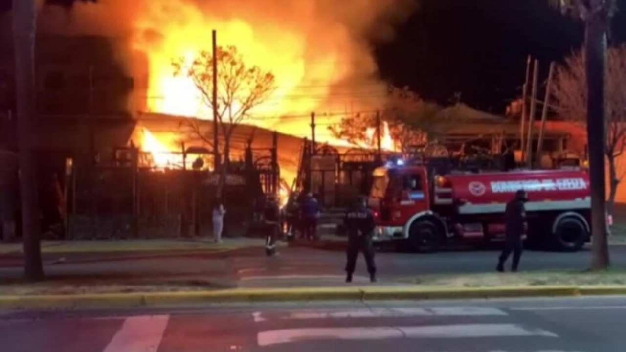 Según las primeras informaciones, las llamas se habrían desatado cerca de las 3 de la mañana en una carpintería ubicada en la localidad de Canning...