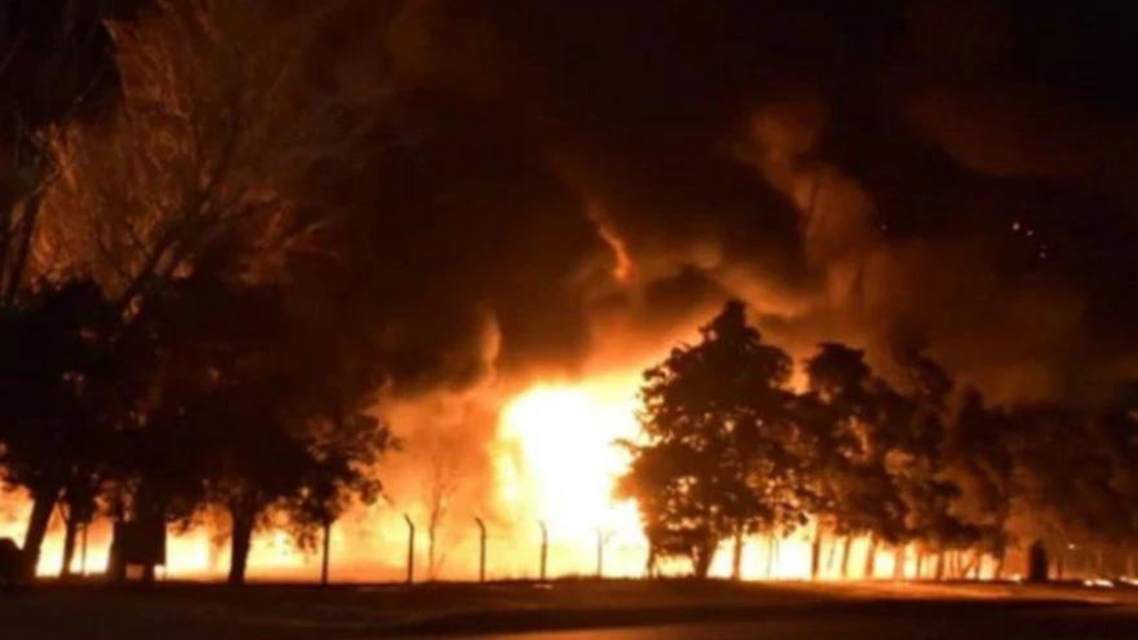En el lugar se encontraban tres empleados de seguridad privada cuando comenzó el fuego, quienes dieron aviso a los bomberos y a los encargados de la planta...