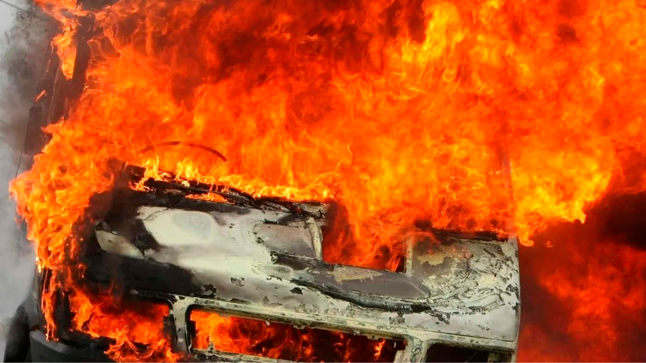 Se presume que la intención era incendiar el vehículo de un jugador de Atlético de Rafaela, en el marco de la magra campaña futbolística.