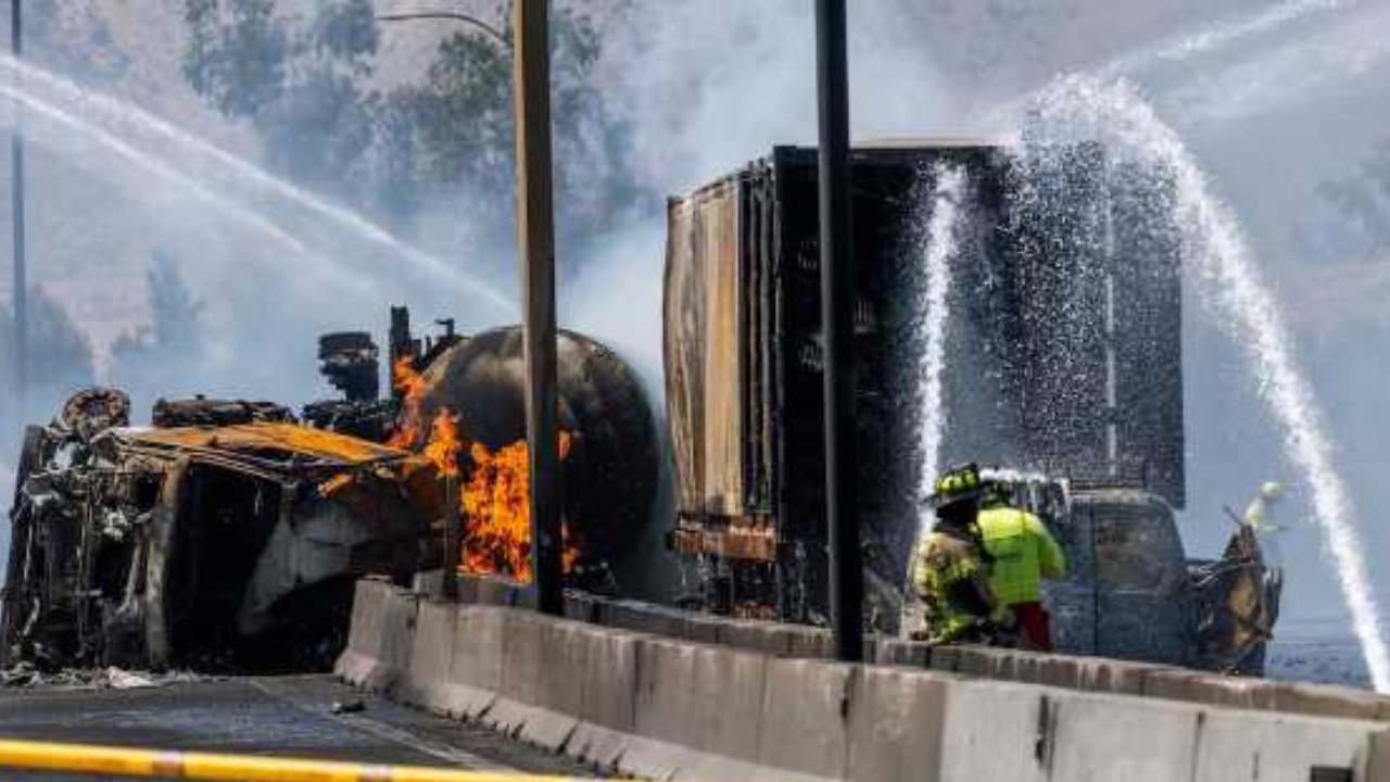 Un camión con gas licuado perdió el control en Santiago de Chile y explotó. El fuego alcanzó autos que circulaban por la zona y provocó una tragedia.