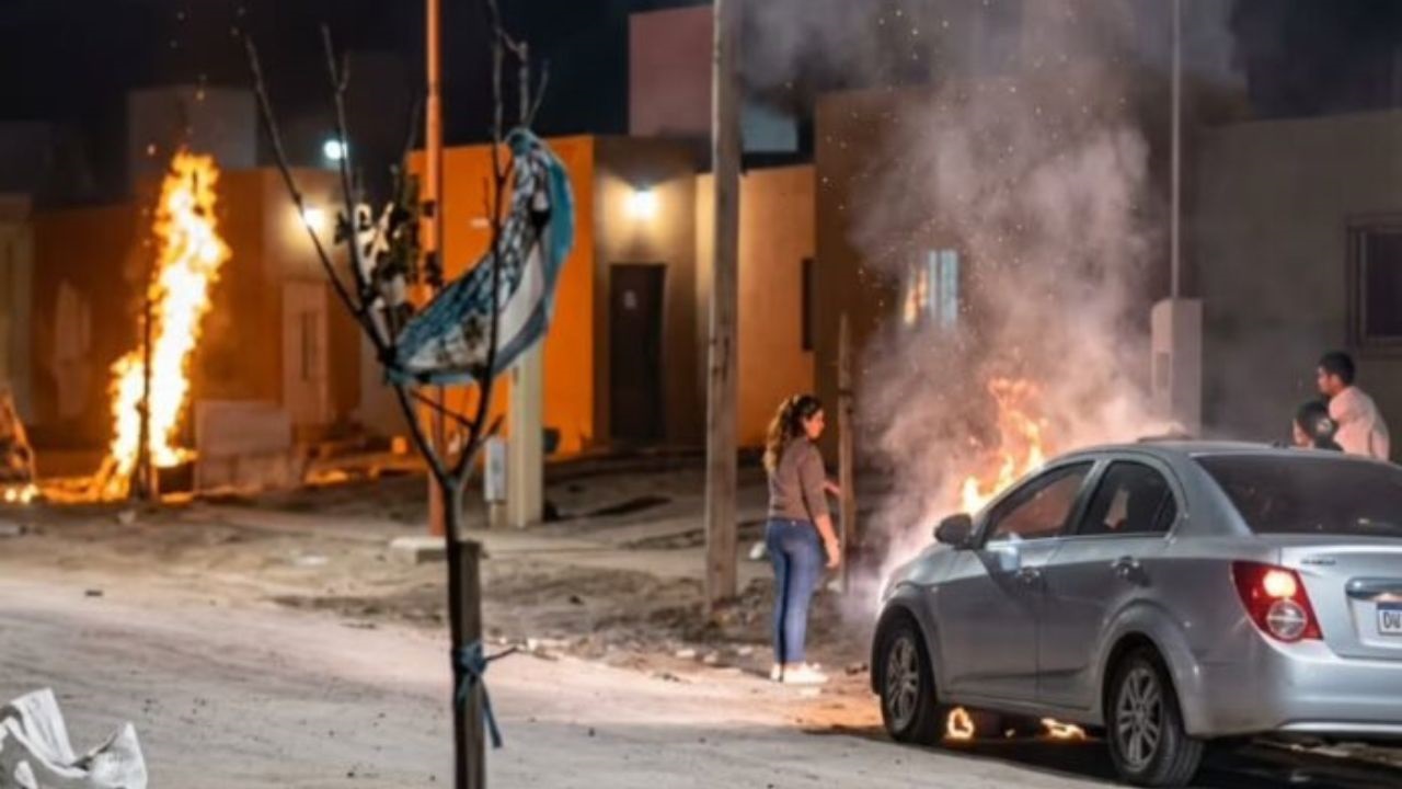 Ocurrió en el barrio Caraballo en plena noche. Las llamas alcanzaron una altura impresionante tras el impacto y la tensión se prolongó por horas ante una peligrosa fuga.