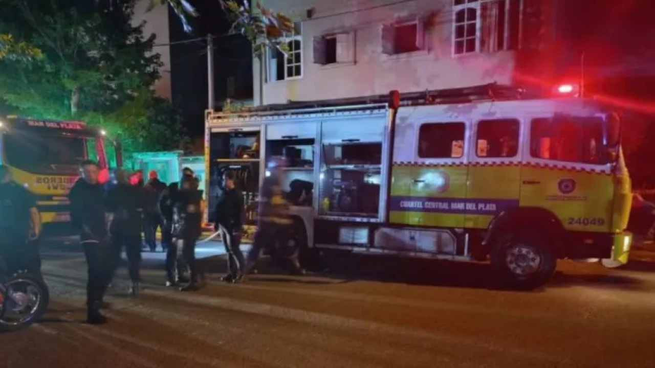 Un incendio en la residencia geriátrica “Sagrada Familia” en Mar del Plata causó la muerte de cuatro mujeres y afectó a 38 adultos mayores. Las autoridades desplegaron un operativo con bomberos, SAME, Cruz Roja y Defensa Civil, mientras que 15 policías fueron atendidos por intoxicación por humo.