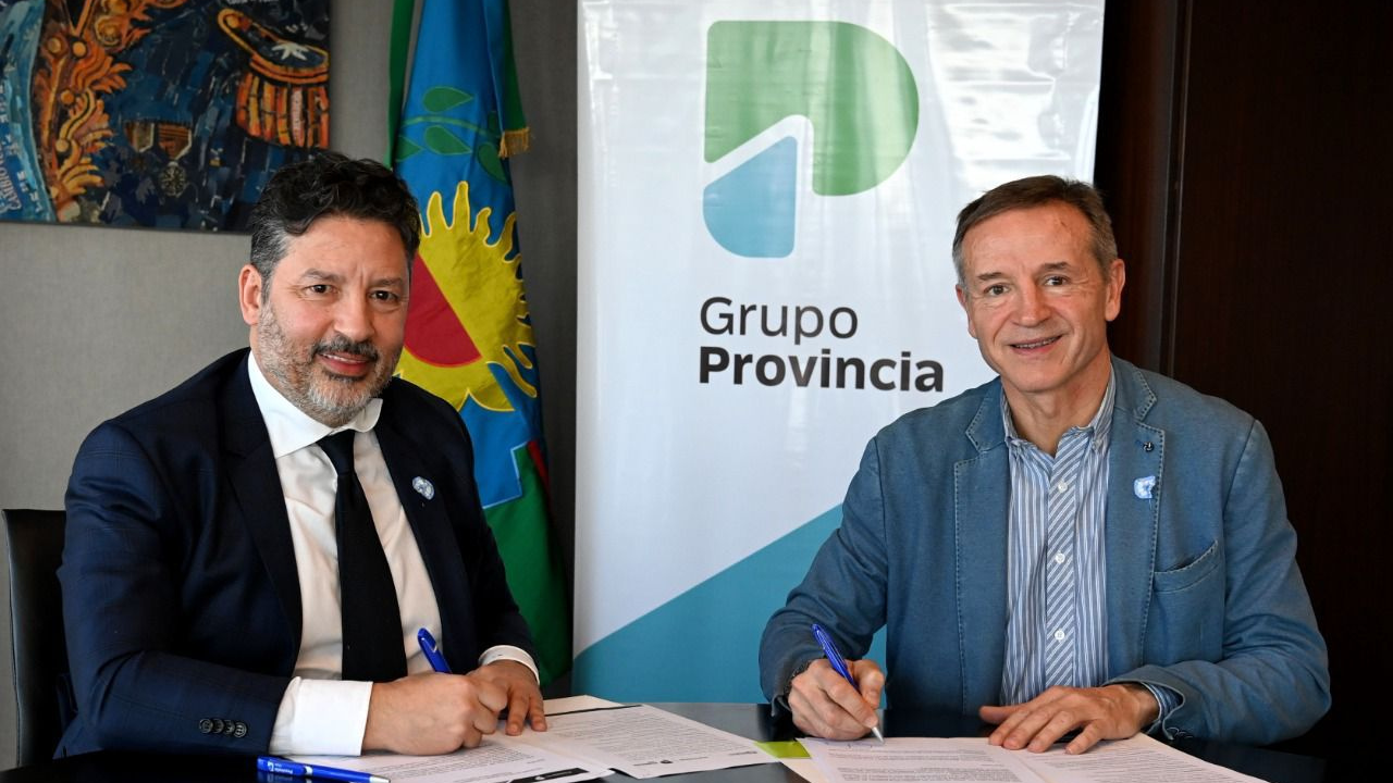 El presidente del Grupo Provincia, Gustavo Menéndez, y el secretario general del Sindicato del Seguro, Jorge Sola, firmaron un convenio de colaboración para que dirigentes sindicales...