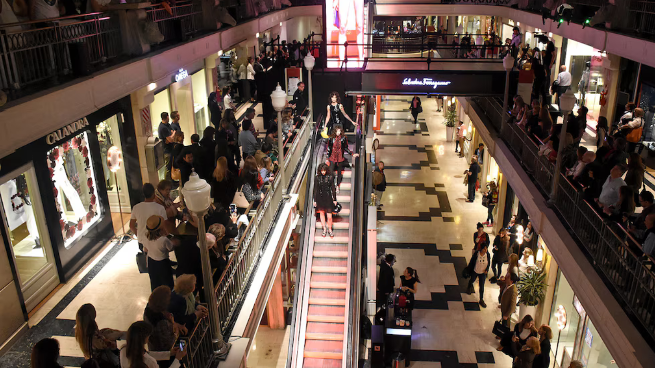 Así lo ordenó la Cámara Civil, a poco más de 12 años del accidente. Los jueces determinaron que existía una relación de consumo pese a que la víctima sólo estaba mirando vidrieras y no había comprado ningún producto en el centro comercial.