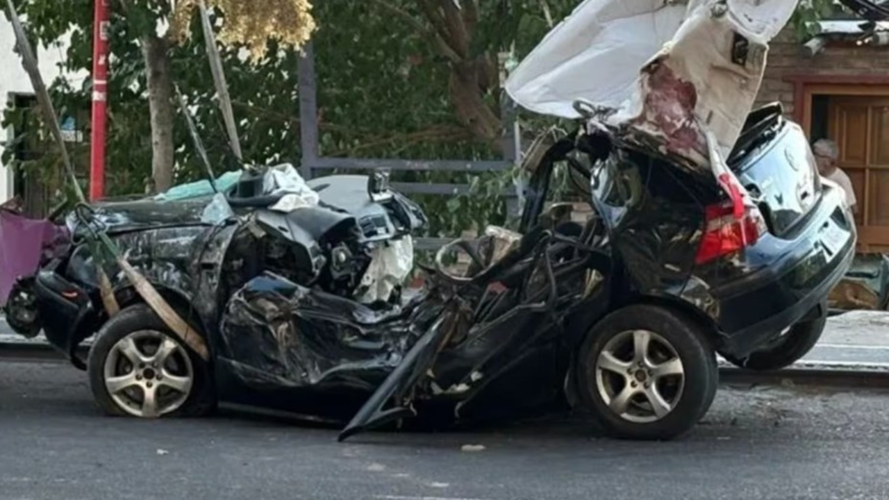 Perdió el control del vehículo e impactó contra un árbol, provocando la muerte instantánea de los cuatro ocupantes.