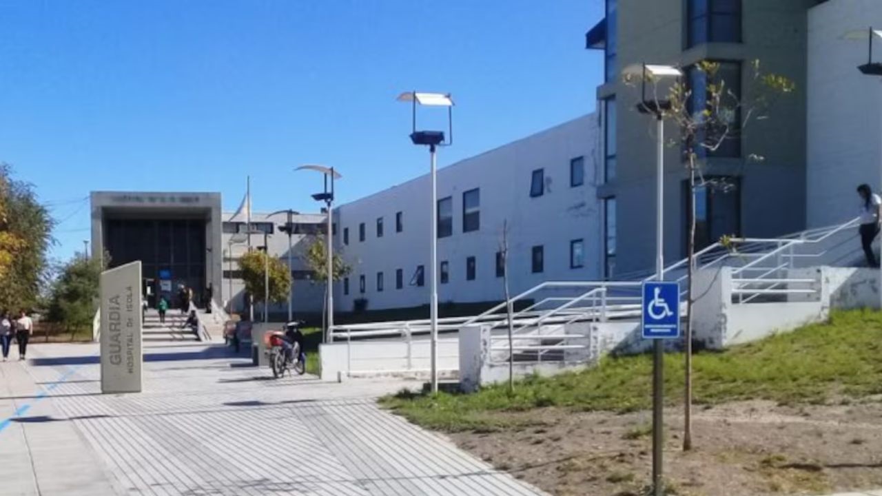El líquido hirviendo alcanzó al menor mientras iba en brazos de su madre. El niño se mantiene estable y bajo control médico. El joven que llevaba el termo fue imputado por lesiones graves culposas.