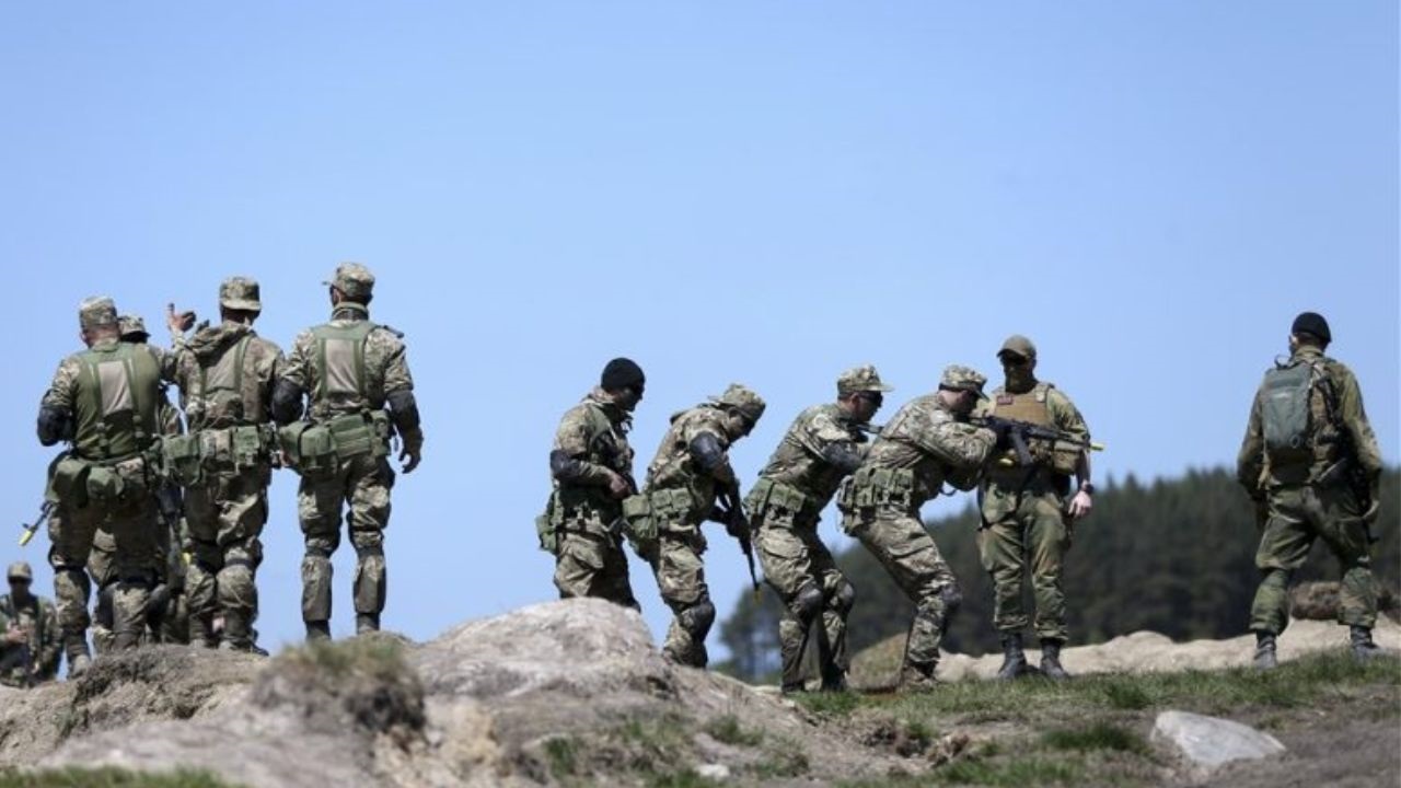 Las reclamaciones por riesgos de guerra han alcanzado los US$ 2 mil millones desde el inicio de los combates en Medio Oriente, con más de 70 reclamaciones registradas. Este monto representa el segundo mayor desembolso para los suscriptores marítimos en una década. Las primas de seguros para el Estrecho de Ormuz se han disparado entre 40 y 60 veces los niveles previos a la crisis, impactando directamente el precio del petróleo.