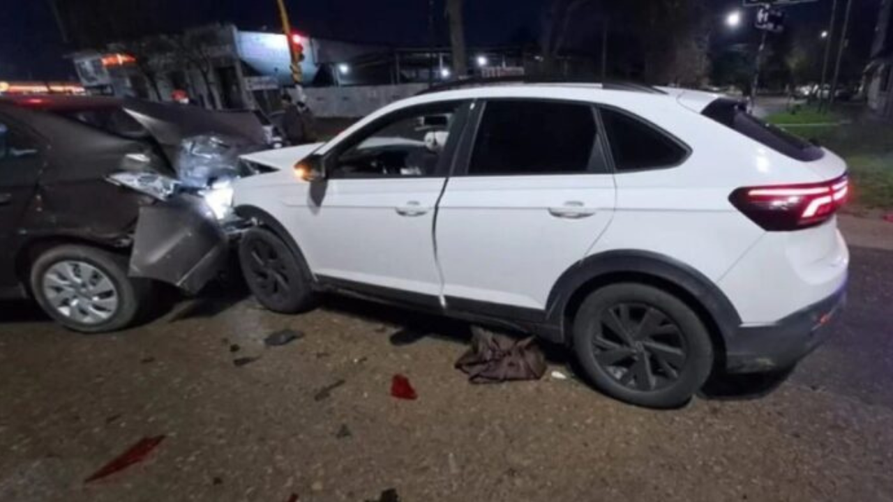 El raid ocurrió el sábado. El ciclista y el conductor de uno de los vehículos chocados debieron ser trasladados para su atención.
