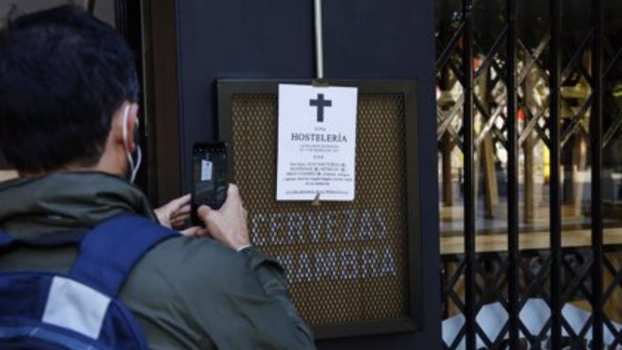 Más de un centenar de empresas vinculadas al sector de la hostelería de toda España han planteado denuncias para que sus aseguradoras les paguen las pérdidas por cerrar...