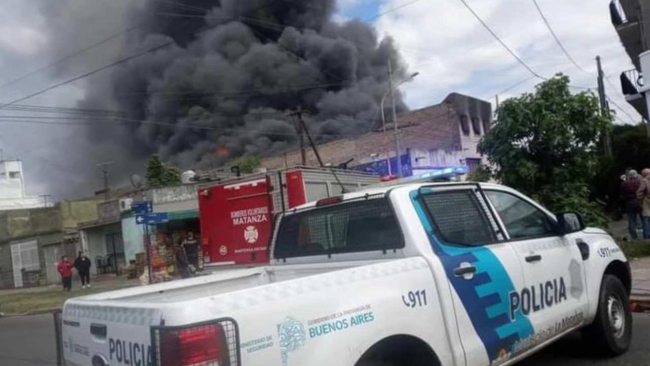 Al menos 10 dotaciones de bomberos trabajan en el lugar. El humo negro se percibe desde la Ciudad de Buenos Aires y otras localidades del conurbano bonaerense...