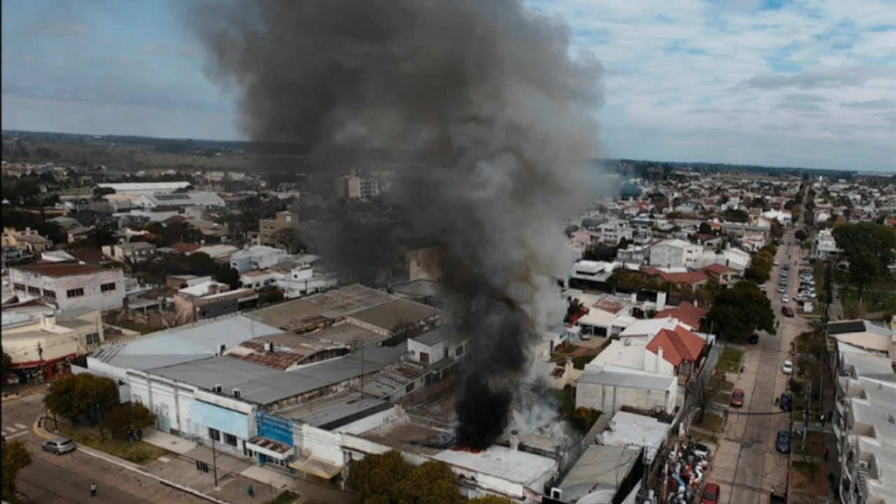 El siniestro, que se desató en la intersección de las calles Urquiza y Entre Ríos, movilizó a Bomberos Voluntarios, Policía de Entre Ríos y vecinos que trabajaron arduamente para controlar las llamas.