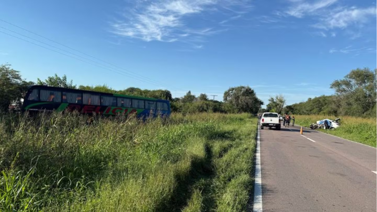 El trágico accidente ocurrió en la Ruta 9, entre San José de la Dormida y Simbolar. Hay dos heridos en estado crítico que fueron internados en la capital provincial.