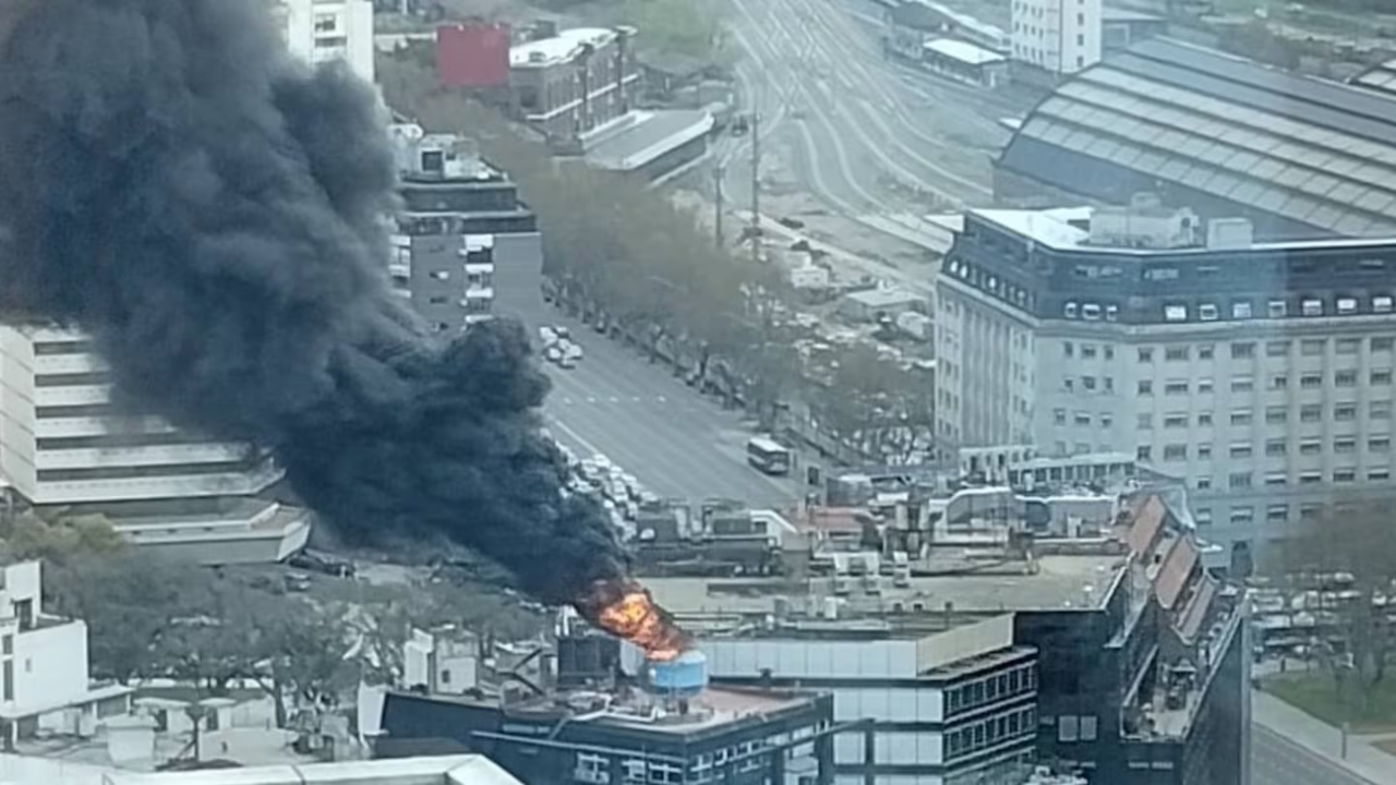 En las imágenes se observó que el fuego se originó en una zona en la que se alojan los equipos de refrigeración, ubicado en la terraza de un edificio.