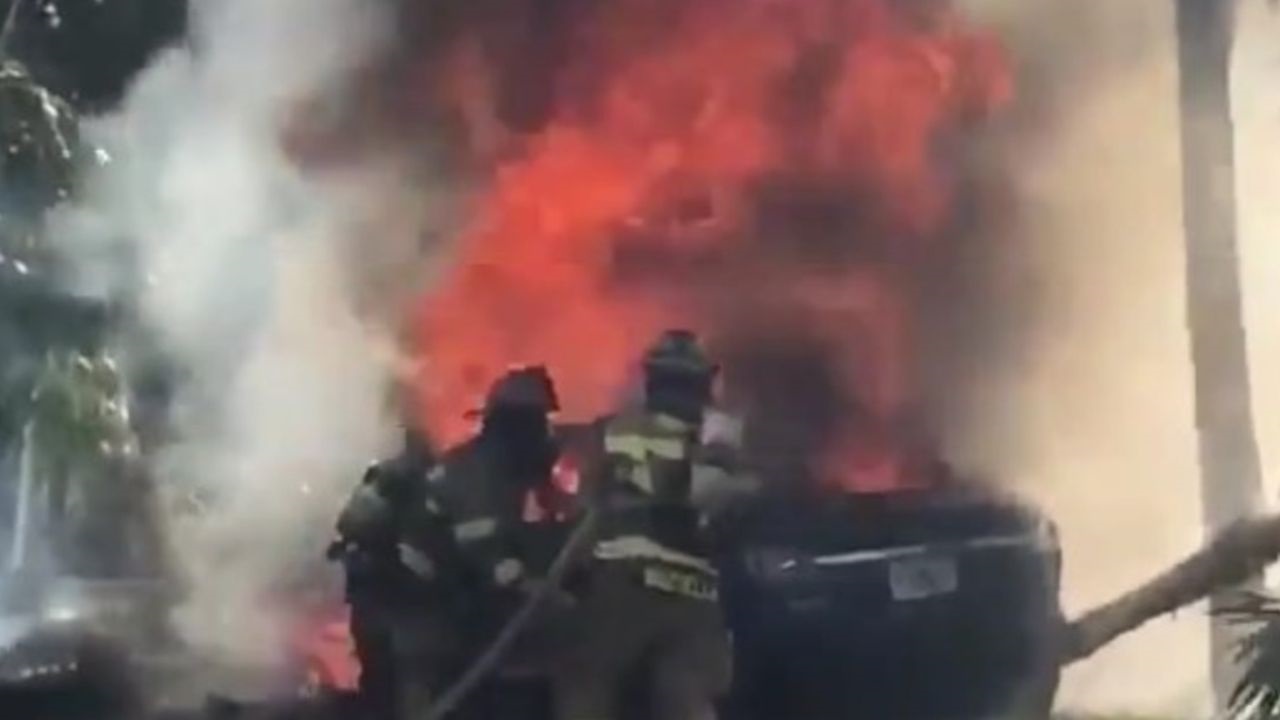 Las impactantes imágenes de una fábrica ardiendo en China reaviva el temor que puede generar un modelo electrificado. Si bien se trata de un hecho poco frecuente, contener las llamas es más complejo que un vehículo convencional.