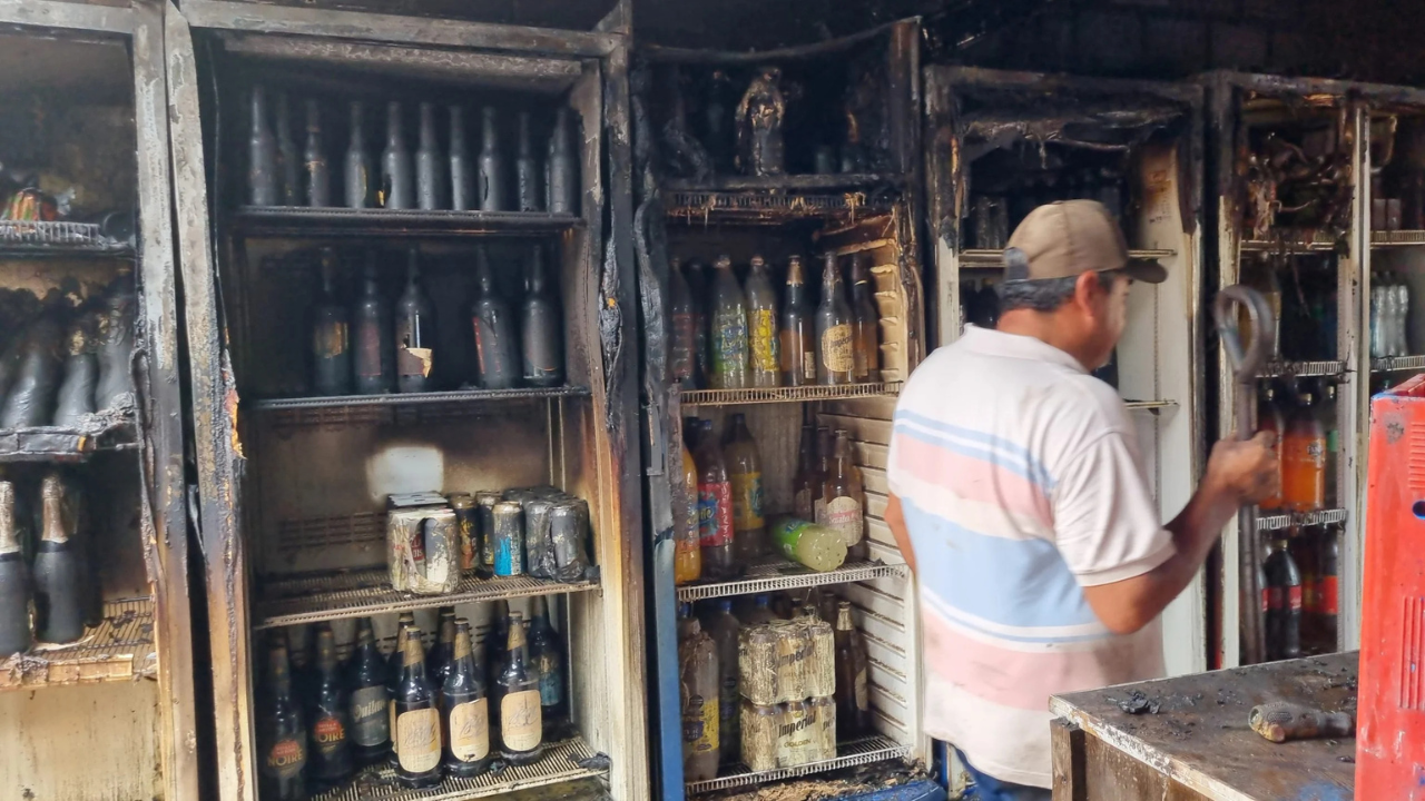 En la medianoche de este miércoles, un devastador incendio arrasó con el negocio y la casa de Víctor Hugo De Luca, un comerciante del barrio Hidrelco de Posadas, dejando a la familia sin su fuente de ingresos y con gran parte de sus pertenencias destruidas.