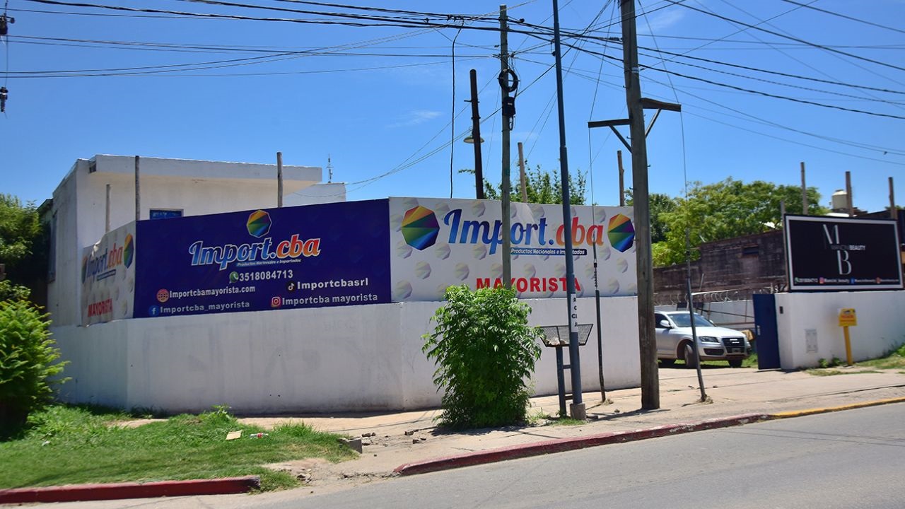 El grupo aprovechó que la alarma no funcionaba y entró al predio en Villa Rivera Indarte cuando no había nadie. Los ladrones sustrajeron efectivo, mercadería y tres rodados de la firma. “No sé cómo seguir”, dijo el dueño.