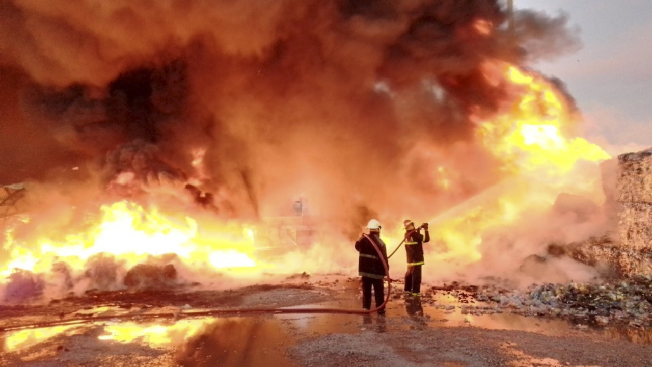 Nueve dotaciones de bomberos controlaron un siniestro que destruyó el predio de una empresa en la ciudad bonaerense de Bahía Blanca, que no causó víctimas pero sí importantes daños materiales.