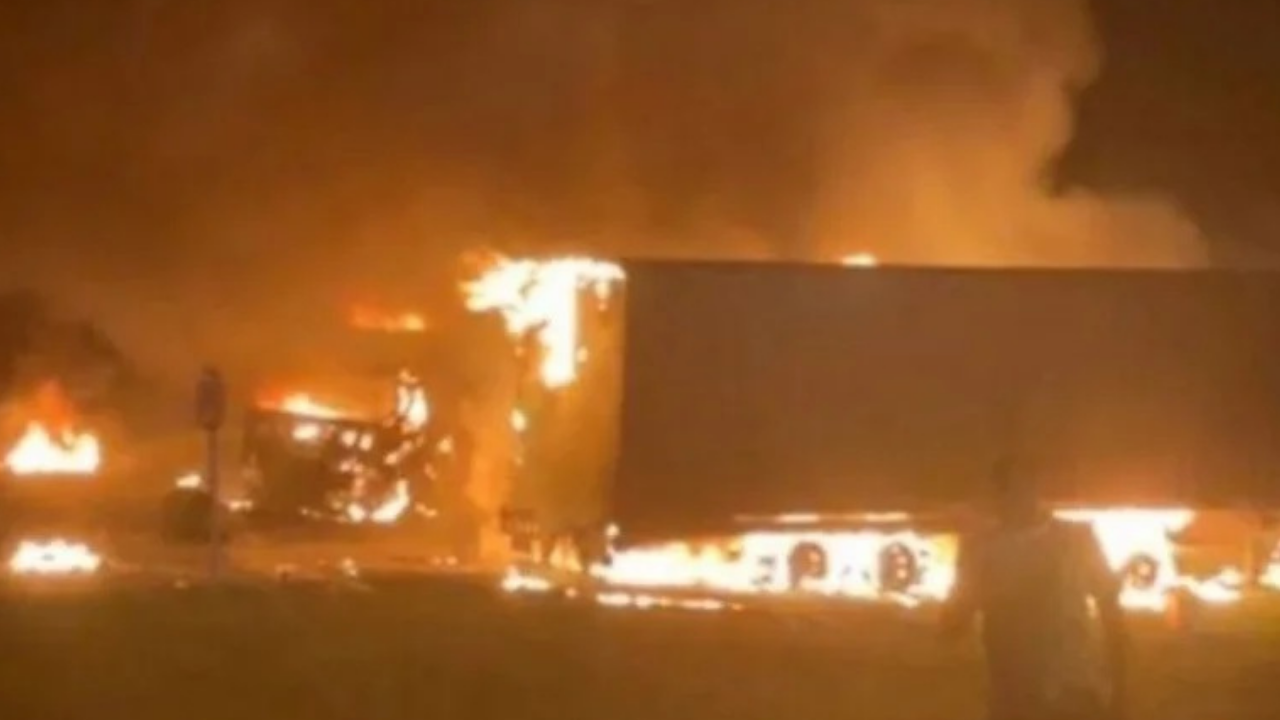 Uno de los cinco vehículos transportaba aerosoles, explotó tras el choque e incendió más autos...