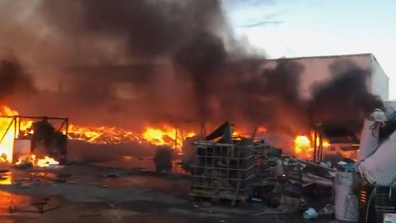 Quince dotaciones de Bomberos trabajaron para controlar un incendio de importantes dimensiones...