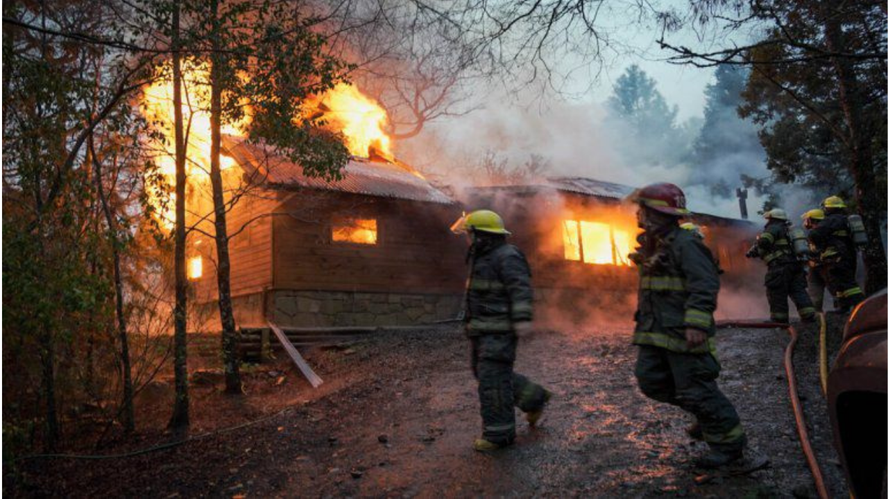 Cuatro jóvenes oriundos de Buenos Aires lograron salir de la vivienda que alquilaban en el barrio Altos de Chapelco segundos antes que se quemara.