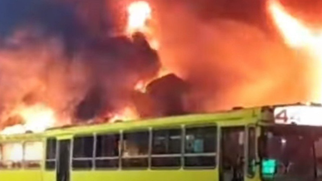 Una unidad comenzó a quemarse y las llamas alcanzaron a las demás. Estallaron algunos tanques de combustible...