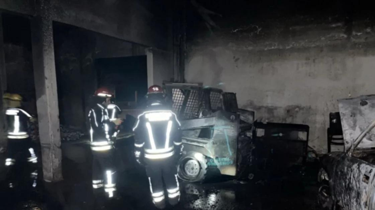 Un incendio destruyó una máquina cargadora, una camioneta y parte del edificio de la planta de tratamiento de residuos urbanos de esta localidad.