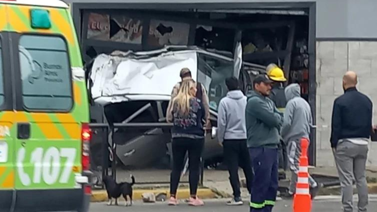 Ocurrió esta mañana en Berazategui. El que manejaba el auto era un joven de unos 20 años, que iba acompañado por otros dos hombres. Un motociclista que se detuvo a ver el accidente fue embestido por una camioneta.