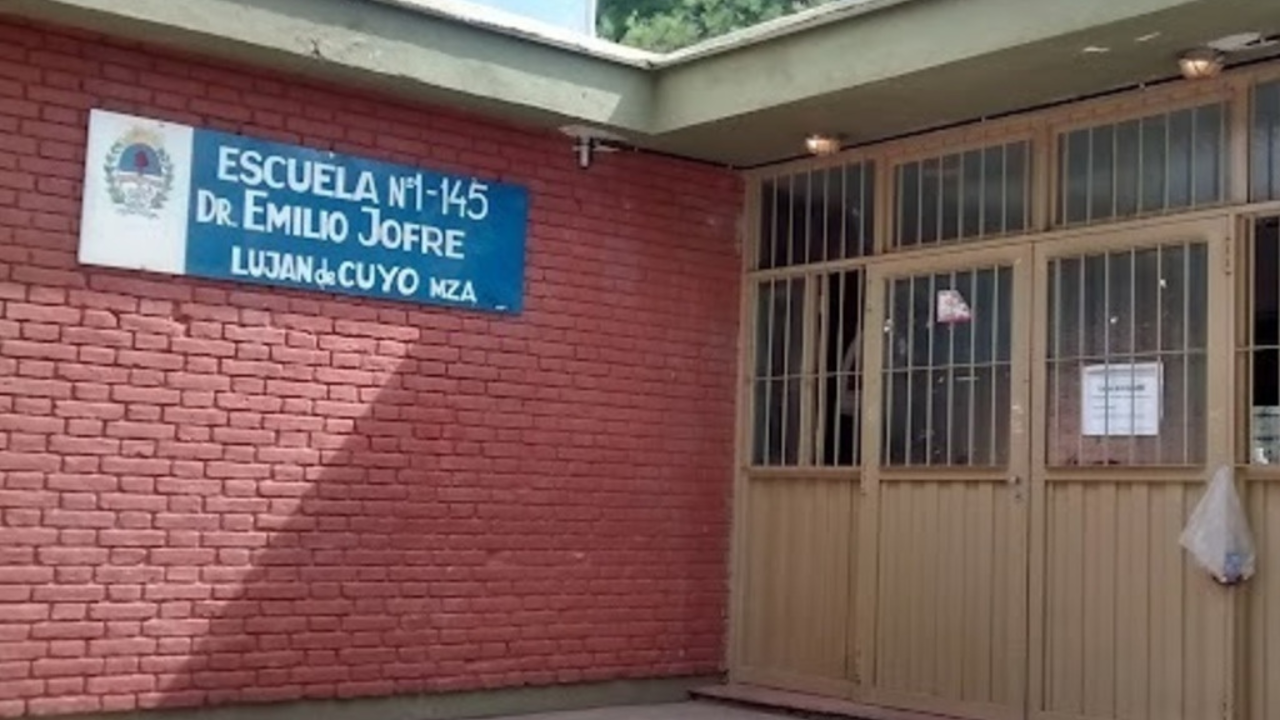 La DGE investiga la causa de la descompostura de los estudiantes del colegio primario Emilio Jofré. Un alumno fue hospitalizado y otros 90 presentaron diarrea, vómitos y dolor de panza.