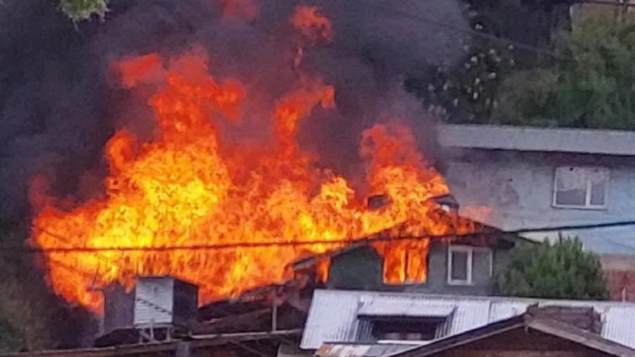 Un total de 35 bomberos trabajaron para contener el fuego que se extendió por más de dos horas.