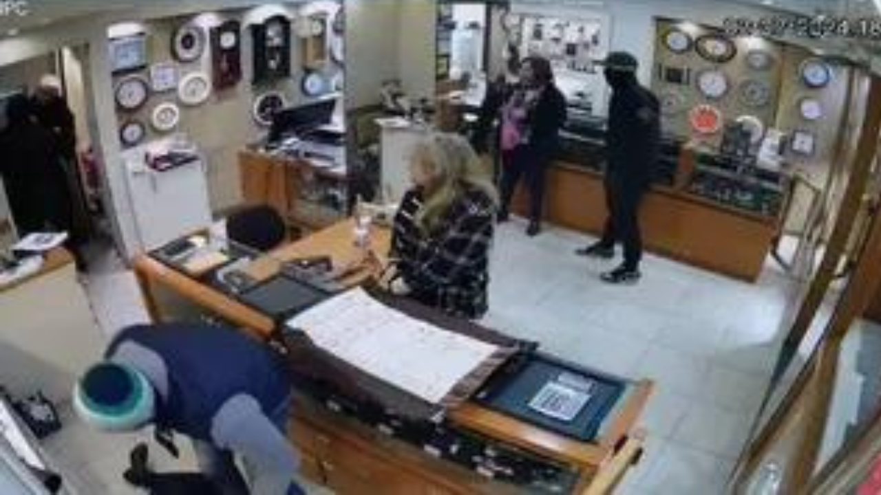 Ocurrió en plena tarde, en un local de la galería Rosario. Los ladrones amenazaron con armas y huyeron con el botín.