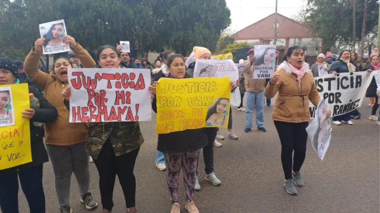 Vanina Ramirez, madre de dos hijas, estuvo internada 16 días luego de haber ingresado por una simple colecistectomía pero terminó con el intestino perforado.  Sus familiares protestaron frente al hospital Llano para pedir justicia.