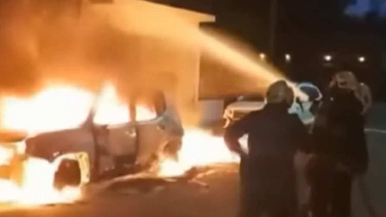 El hecho sucedió sobre la calle Turín y el fuego alcanzó a afectar las casas próximas. Un vecino aportó un video en el que se ve a dos jóvenes arrojando material combustible en el cesto de residuos de la cuadra.