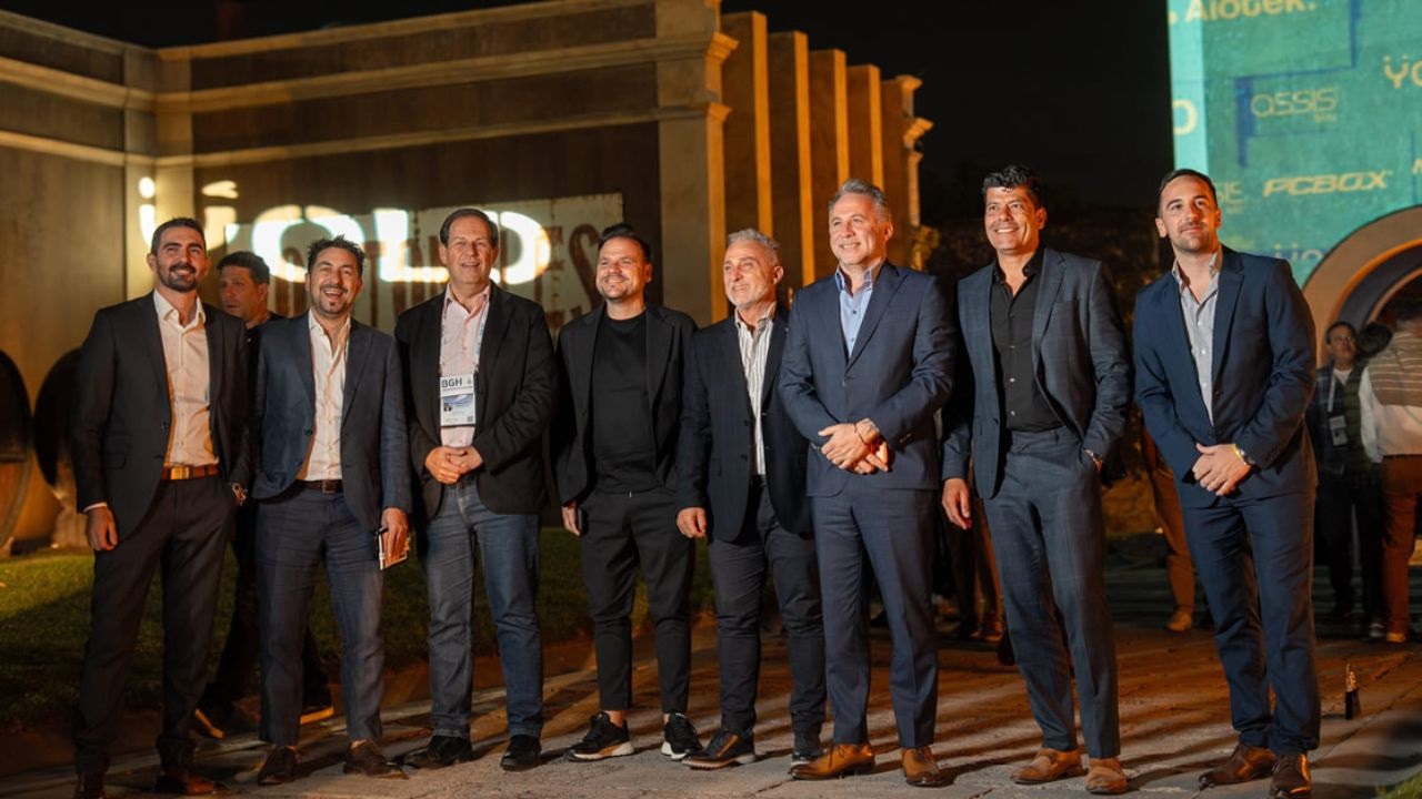 Hawk Group, a través de YOLO, fue reconocida con el premio a la Mejor Presentación Comercial durante la 22° edición de Retail 100, consolidando su liderazgo.
