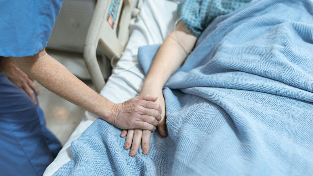 Se confirmó la responsabilidad de una médica y un sanatorio por mala praxis obstétrica contra una mujer de 22 años y se elevó la indemnización a más de 130 millones de pesos. Por la falta de atención adecuada, la paciente fue sometida a una histerectomía.