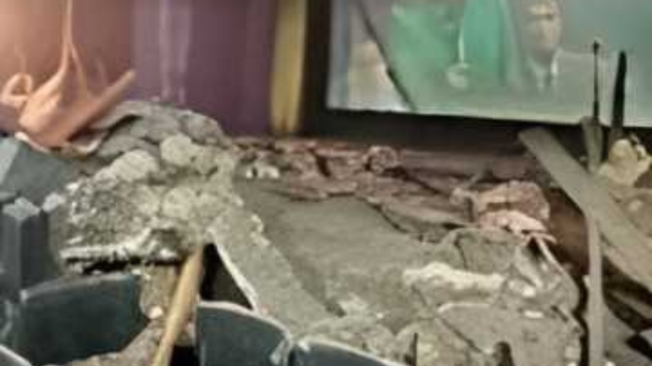 Sucedió en La Plata, una mujer resultó herida y debió ser hospitalizada. Testigos lograron filmar el momento tras la caída del techo.