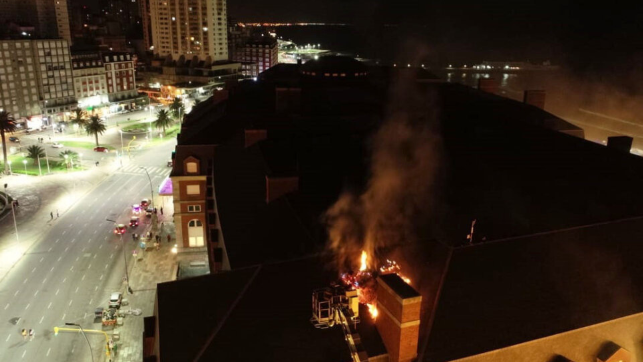 En la noche del sábado una incandescencia del muñeco quemado en la celebración alcanzó las tejas del edificio. Trabajaron seis dotaciones de bomberos.