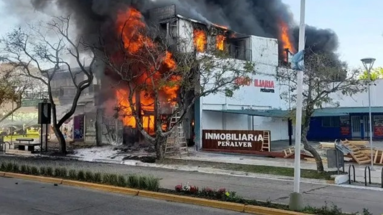 Una pinturería ardió en llamas este martes en Federación. El incendió afectó locales lindantes y conmocionó a la ciudad.