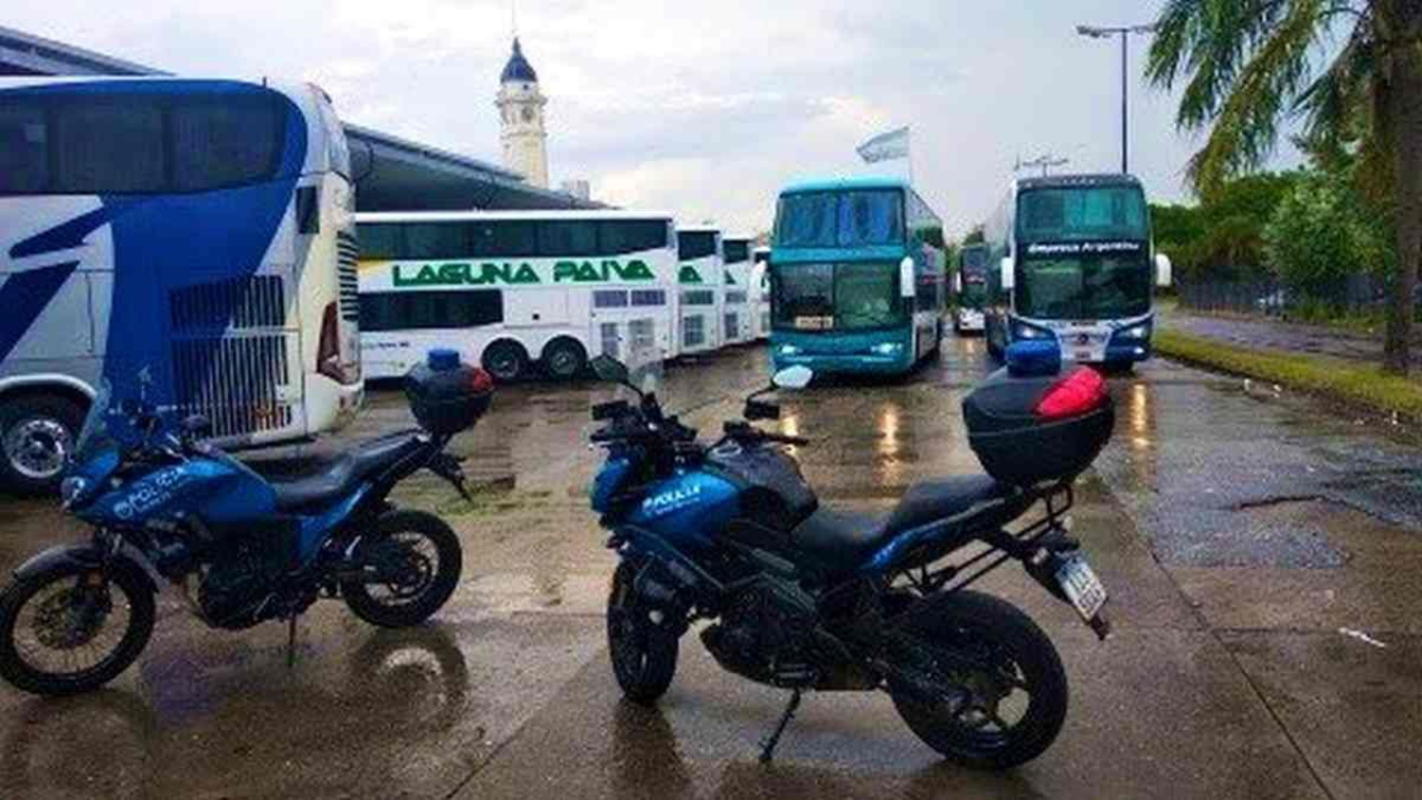 Tres choferes de un micro de larga distancia dieron positivo de cocaína antes de un viaje de egresados. Los dos conductores que estaban a cargo del viaje.